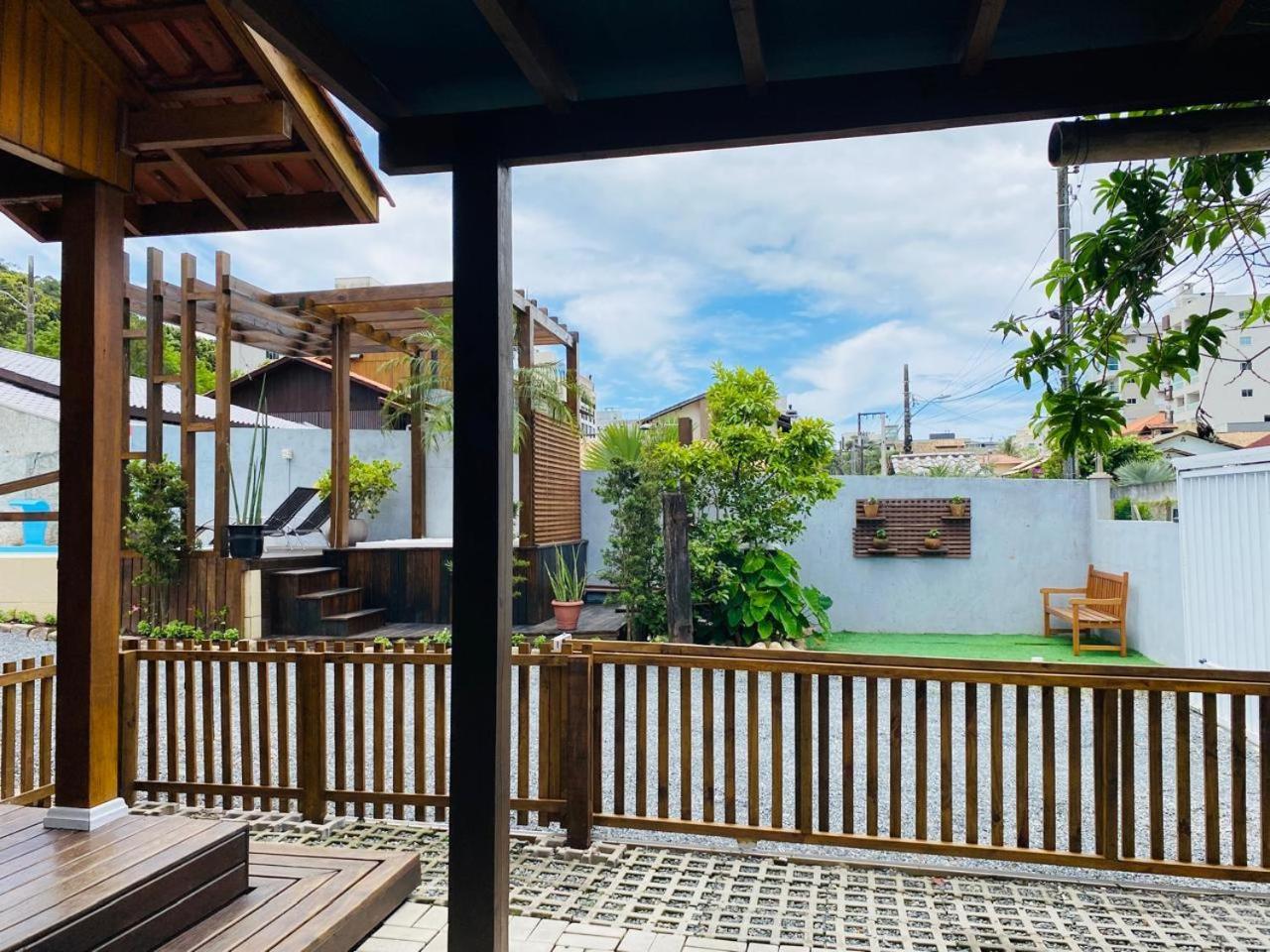 Willa Residencial Com Piscina Possui Jacuzzi Aquecida Com Hidromassagem Bombinhas Zewnętrze zdjęcie