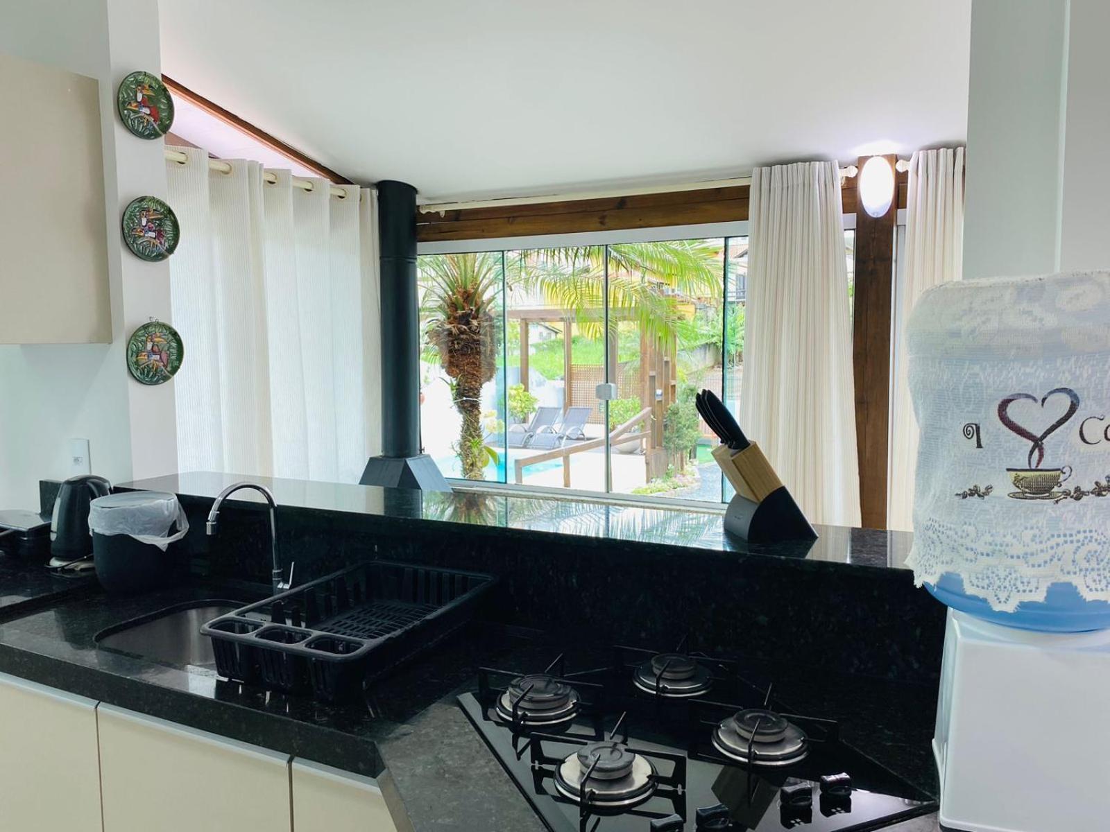 Willa Residencial Com Piscina Possui Jacuzzi Aquecida Com Hidromassagem Bombinhas Zewnętrze zdjęcie