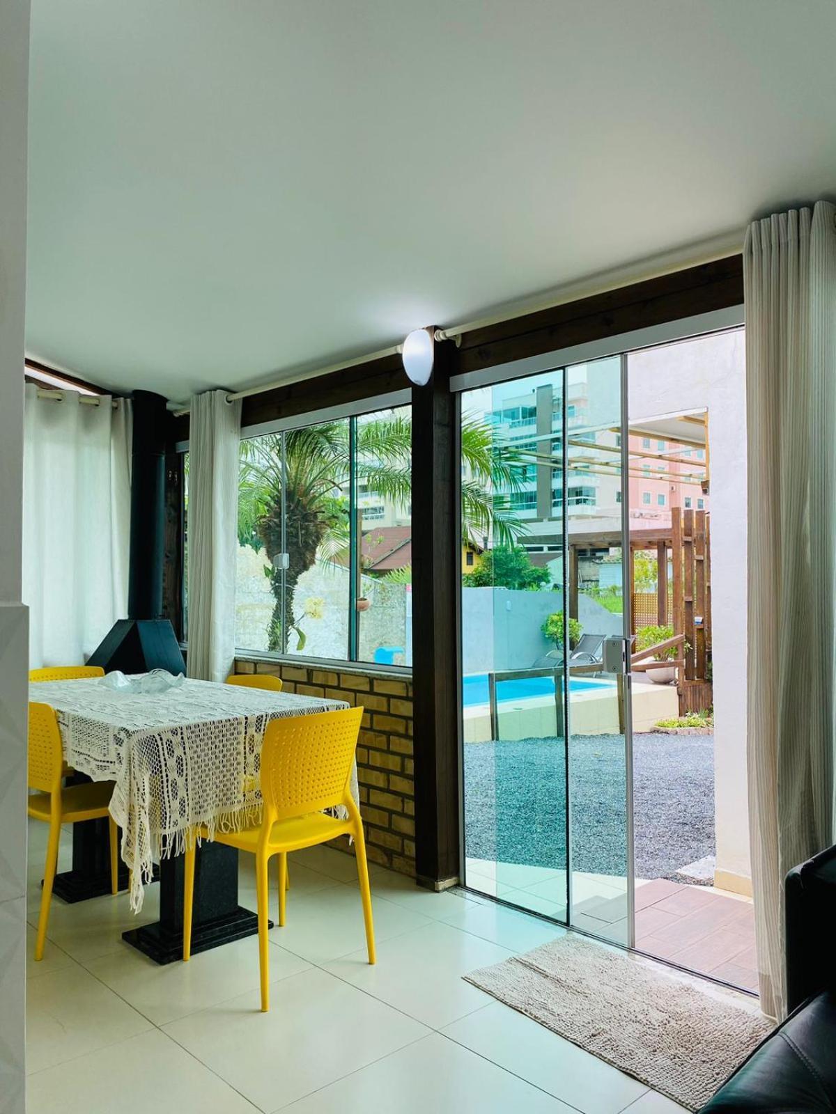 Willa Residencial Com Piscina Possui Jacuzzi Aquecida Com Hidromassagem Bombinhas Zewnętrze zdjęcie